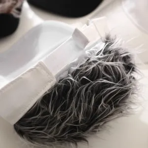 Detailweergave van creatieve noviteit pruik honkbalpet met grappig grijs synthetisch haar erop.