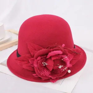 Détail de chapeau melon en feutre de laine rouge, élégante décoration florale vintage, accessoire.