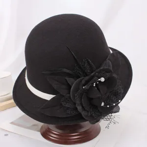 Vue détaillée d'un chapeau cloche en feutre de laine noire avec de superbes détails floraux.