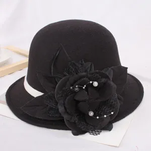 Chapeau cloche en laine noire chapeau melon vintage avec fleur en tissu et perles.