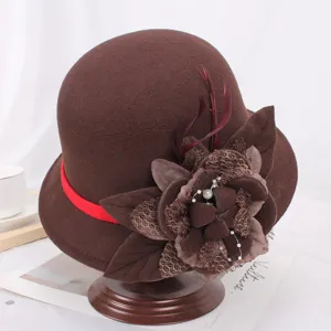 Vue détaillée d'un chapeau cloche en feutre de laine rétro avec décor de fleurs et plumes.