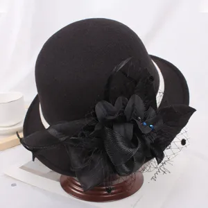 Chapeau melon en laine noire avec fleur élégante et voile, vue de détail style rétro.