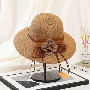 Sommer Strohhut Detailansicht mit dekorativen Stoffblumen und elegantem braunen Lederriemen.