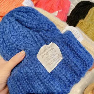Gros plan sur la texture du bonnet en tricot épais, tissu en laine douce, accessoire d'hiver.