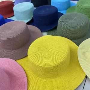Vue de détail de chapeau de paille coloré, présentation des variantes de chapeau de soleil.