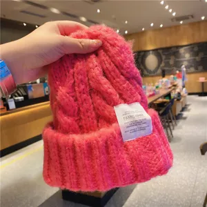 Bonnet tricoté rose en détail, bonnet d'hiver épais et chaud avec étiquette de marque.