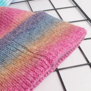 Farbverlauf Strickmütze Detail, warme Winter flauschige Wollmütze Stoff Nahaufnahme Ansicht.