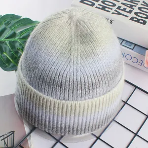 Detaillierte Ansicht der modischen Farbverlauf Strickmütze, kuschelige warme Winter Beanie.
