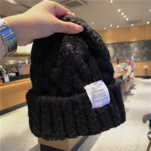Bonnet en tricot noir avec étiquette en tissu blanc chapeau d'hiver chaud pour femmes