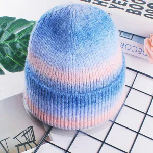 Farbverlauf Strickmütze Detail Ansicht, weiches warmes Wollmaterial, gemütlicher Winterstil.
