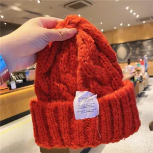 Gros plan sur le bonnet en tricot épais, bonnet d'hiver en laine chaude avec revers replié.