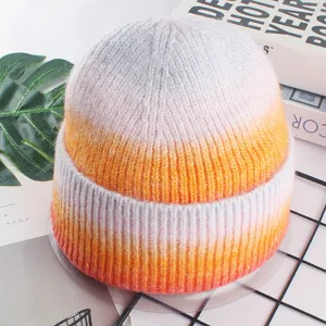 Nahaufnahme der Farbverlauf-Strickmütze mit weicher Textur, kuscheliger Wärme und Stil.