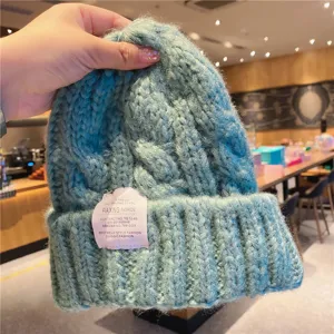 Bonnet en tricot torsadé d'hiver confortable pour femmes, bonnet chaud à revers, style élégant.