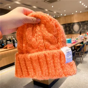 Bonnet en tricot orange hiver chaud en laine douce et tissu epais vue de detail