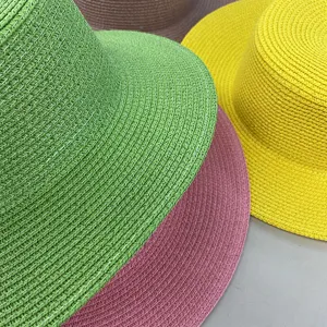 Gros plan de chapeaux de paille colorés, texture tissée fine, parfait pour les vacances à la plage.