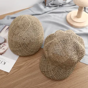 Detalle de la textura del sombrero de paja y tejido, diseño veraniego transpirable.
