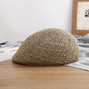 Vista detallada del sombrero octogonal de paja de verano, diseño calado transpirable.