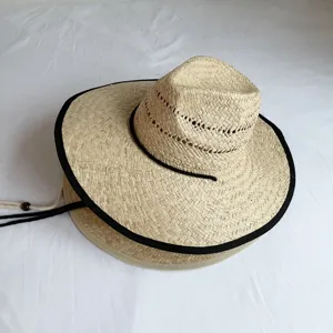 Breiter Strohhut aus Bast mit schwarzem Rand und Kordel für Strand Sommer Sonnenschutz Mode.