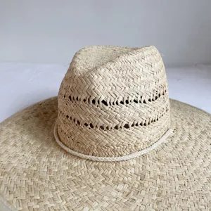 Details zum Baststrohhut mit breiter Krempe und Kordelabschluss für perfekten Sonnenschutz am Strand.