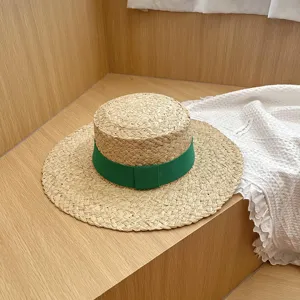 Stijlvolle platte strohoed met groen lint voor vrouwen zomervakantie strand zonbescherming.