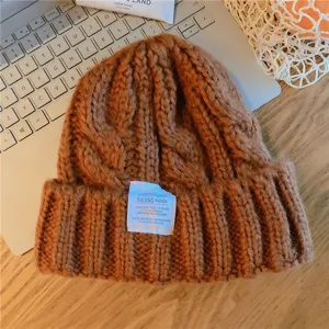 Bonnet en tricot torsadé épais marron pour femmes, bonnet d'hiver chaud et confortable.