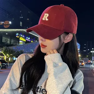 Casquette de baseball en coton rouge pour femmes avec broderie R chapeau souple tendance