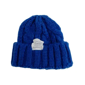 Bonnet en tricot bleu Klein, bonnet d'hiver chaud et épais avec étiquette tissée pour femme.