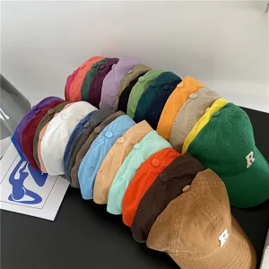 Vue détaillée de casquettes de baseball décontractées en coton avec logo R classique en couleurs.