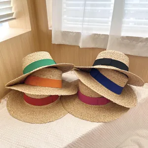 Gedetailleerd overzicht van dames raffia platte strohoed met kleurrijke linten voor zomer.