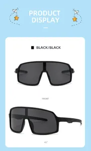 Vista detallada de gafas de sol deportivas infantiles con lentes negras de una pieza.