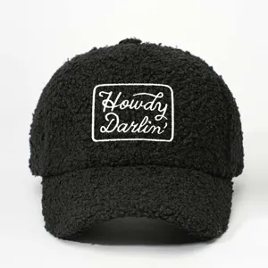 Vue détaillée de la casquette de baseball en polaire teddy noire avec broderie Howdy Darlin.