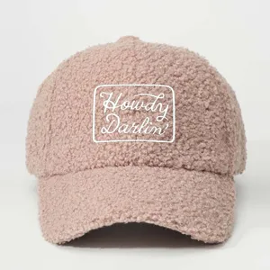 Vue detaillee de la casquette de baseball en polaire teddy avec broderie Howdy Darlin.