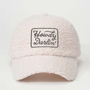 Vue détaillée de la casquette de baseball douillette en polaire avec broderie Howdy Darlin.