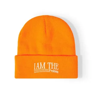Oranje gebreide muts met witte geborduurde slogan tekst voor warme winter casual dagelijks