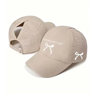 Berretto da baseball kaki ad asciugatura rapida con coda di cavallo, fiocco e testo.