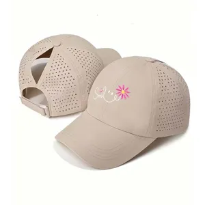 Beigefarbene schnelltrocknende Pferdeschwanz-Baseballkappe mit Löchern und süßem Smile-Blumen-Stick.