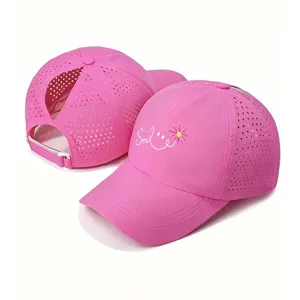 Rosa schnelltrocknende Pferdeschwanz-Baseballkappe mit atmungsaktivem Mesh und süßem Smile-Stick.