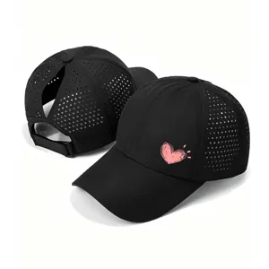Schwarze Zopf-Baseballkappe mit rosa Herz-Print, schnelltrocknende Mesh Mütze Outdoor.