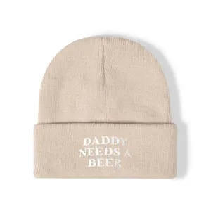 Beige gebreide muts voor heren en dames, gezellige warme wintermuts met stijlvolle geborduurde tekst.