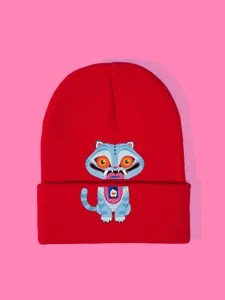 Dettaglio primo piano di berretto in maglia rossa con stampa grafica tigre blu.