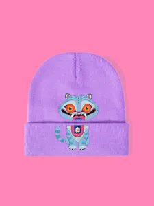 Dettaglio del berretto in maglia viola con particolare motivo grafico di tigre blu streetwear