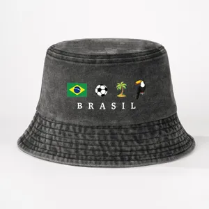 Gewaschener schwarzer Fischerhut mit Brasil-Text, brasilianischer Flagge und Tukan-Motiven.