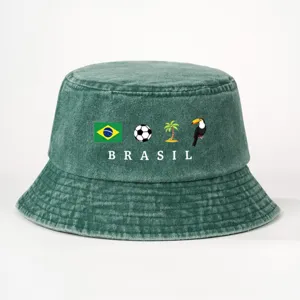 Grüner, gewaschener Bucket Hat mit Brasilien-Flaggen-Print, tropischen Motiven und Outdoor-Design.