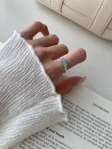 Κοντινό πλάνο δαχτυλιδιού από ασήμι S925 με πράσινη πέτρα και κομψό ρετρό σχεδιασμό.