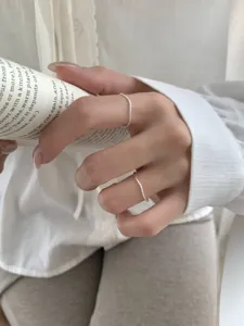 Bague vague en argent sterling 925 minimaliste, design empilable elegant pour femmes.