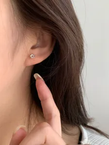 Boucles d'oreilles fleur en argent sterling S925 détail montrant le design délicat à l'oreille.