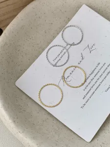 Minimalistische ultra-dunne gefacetteerde metalen ringen set in zilver en goud voor dames.