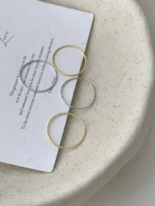 Minimalistische S925 sterling zilveren ultra-dunne gefacetteerde stapelringen set voor dames.