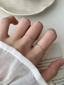Minimalistische sterling zilveren ultrafijne gefacetteerde ring voor dames, Japans chic design.