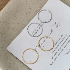 Set van minimalistische dunne sterling zilveren gestructureerde ringen voor vrouwen